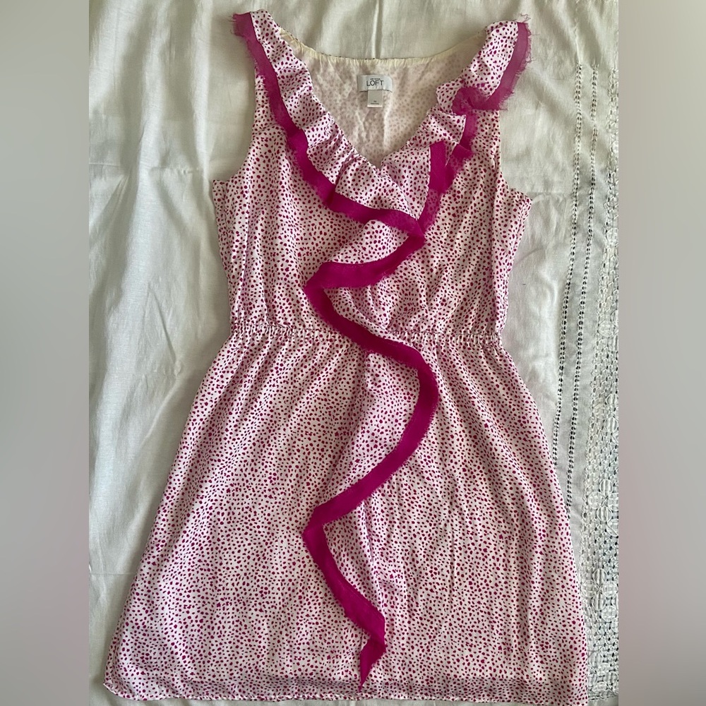 ANN TAYLOR LOFT - Fuschia/White V-Neck Sleeve-Less Pebble-Print Dress. Size M.